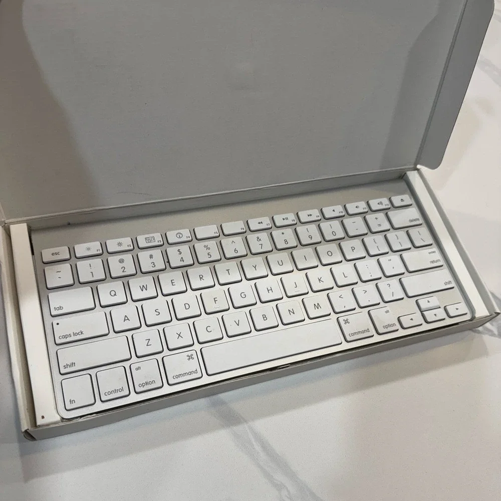 Apple Wireless Keyboard Bluetooth A1255 MB167LL/A Silver White OS X Mac